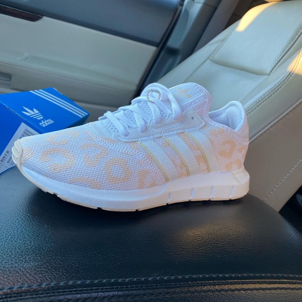 Adidas swift run cheetah white/tan